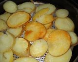 Foto del paso 2 de la receta: Papas Vikingas con eneldo y salchichas con salsa de mostaza