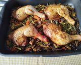 Foto del paso 8 de la receta: Contramuslos de pollo a la provenzal sobre una cama de verduras especiadas al horno