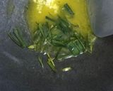 Foto langkah ke 1 dari resep Nasi Daun Jeruk Telur Cabe Hijau.