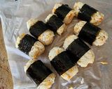 Hình bước làm 3 của món Cơm nắm cá ngừ rong biển