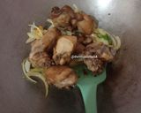 Foto langkah ke 3 dari resep Ayam Kecap Bawang Bombai.