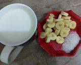 A picture of step 1 of Banana Date Smoothie.