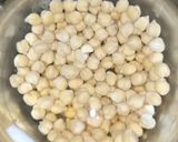 A picture of step 1 of Boil white chickpeas.
