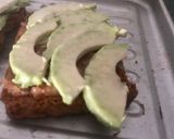 Foto del paso 3 de la receta: Tostada de aguacate, tomate, queso y jamón