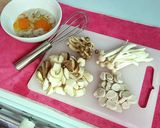 รูปขั้นตอนการทำที่ 1 ของ ผัดเห็ดรวมvsไข่เจียว #ฝีมือลูก