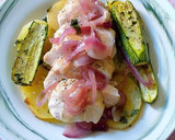 Foto del paso 7 de la receta: Pechuga de pollo al horno con mantequilla y cebollas moradas
