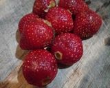 Foto langkah ke 1 dari resep Korean ice strawberry milk.