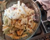 Foto del paso 2 de la receta Ensalada de hélices de color con piquillo y anchoas