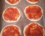 صورة لخطوة 3 من وصفة ميني بيتزا 🍕