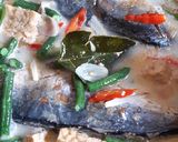 Foto langkah ke 4 dari resep Pindang deles bumbu iris.