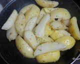 Foto del paso 4 de la receta: Chuletas de cerdo a la plancha con papas salteadas y pimientos asados