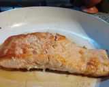 Foto del paso 2 de la receta: Salmón rosado con salsa de albahaca y ajo express con tip para quitar la piel