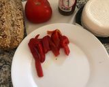 Foto del paso 1 de la receta: Bocadillo con tomate, queso fresco, pimientos del piquillo y anchoas