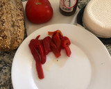 Foto del paso 1 de la receta: Bocadillo con tomate, queso fresco, pimientos del piquillo y anchoas