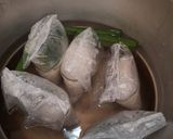 Foto langkah ke 5 dari resep Ketupat Bungkus Plastik (Metode 5.30.7).