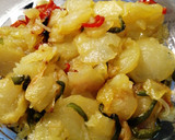Foto del paso 4 de la receta: Patatas a lo pobre con huevos y gambas