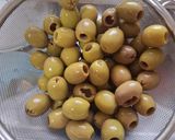 Foto del paso 1 de la receta: Aceitunas con encurtidos