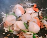 Hình bước làm 3 của món Miến Đậu Xanh Xào Sò Điệp & Rau Gai