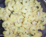 A picture of step 2 of Chicken keema macaroni.