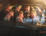Mézes-mustáros sült csirkemellfilé baconba tekert spárgával recept fázis 2 fotója