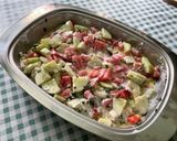 Une image de l'étape 10 de Salade de tomates roses et concombre à la crème, feta et persil.