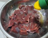 Foto del paso 1 de la receta: Hígado con cebolla y rúcula