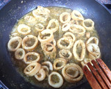 Foto del paso 3 de la receta: Anillas de calamar al vino blanco