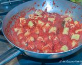 Foto del passaggio 4 della ricetta Gnocchetti di ricotta con sugo di pomodoro aromatizzato alla salvia