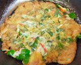Foto langkah ke 3 dari resep Telur Dadar Daun Melinjo.