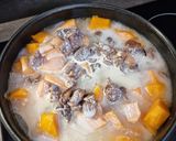 Une image de l'étape 2 de °Soupe de potimarron, nuage de lard fumé°.