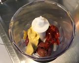 Une image de l'étape 3 de Sauce salade aux olives,piment doux et moutarde.