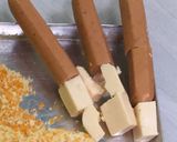 Foto langkah ke 2 dari resep Corndog Simpel (Roti sosis).