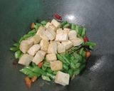 Foto langkah ke 3 dari resep Tumis Buncis Tahu Saus Tiram.