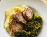 Sertés szűzpecsenye burgonyapürével, vajas-fokhagymás párolt brokkolival recept fázis 3 fotója
