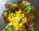 Foto langkah ke 3 dari resep Tumis Telur Sawi.