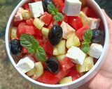Une image de l'étape 1 de 🌿 Salade grecque (pastèque feta concombre).
