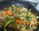 Foto del paso 6 de la receta: Pechuguita grillada con verduras salteadas light sabrosísima
