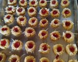 Foto langkah ke 8 dari resep Thumbprint Strauberry.