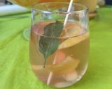 Foto del paso 5 de la receta: Bowl de Vino Rosé, Durazno y Albahaca