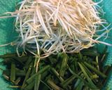 Hình bước làm 2 của món Đậu hũ xào hẹ và giá đỗ