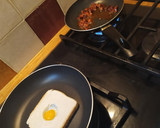 Foto del paso 3 de la receta: Pan con huevos de codorniz y chorizo
