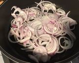 Une image de l'étape 2 de Sot l’y laisse aux girolles,oignon de roscoff et crème de curcuma.