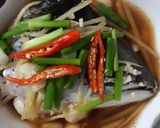 รูปขั้นตอนการทำที่ 2 ของ "หัวปลาแซลมอนนึ่งซีอิ๊ว"🐟 Steamed Salmon Head with Soy Sauce