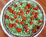 Foto del passaggio 4 della ricetta Torta salata alla ricotta, pesto e pomodori datterini