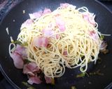Foto del paso 4 de la receta: Espaguetis con ajo, bacon y pimiento verde