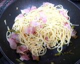 Foto del paso 4 de la receta: Espaguetis con ajo, bacon y pimiento verde