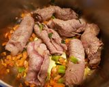Foto del passaggio 3 della ricetta Involtini di grass fed al sugo (ricetta di mia nonna)