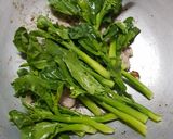 รูปขั้นตอนการทำที่ 1 ของ หมูผัดน้ำมันหอยคะน้าฮ่องกง