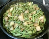 Foto del paso 1 de la receta: Judías tiernas con patatas al vino tinto