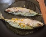 Foto langkah ke 4 dari resep Ikan kembung kecap asam manis.